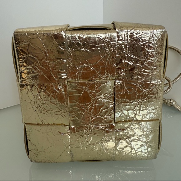 Bottega Veneta Cassette Interciato Gold Leather Woven Bucket Bag - Picture 4 of 9